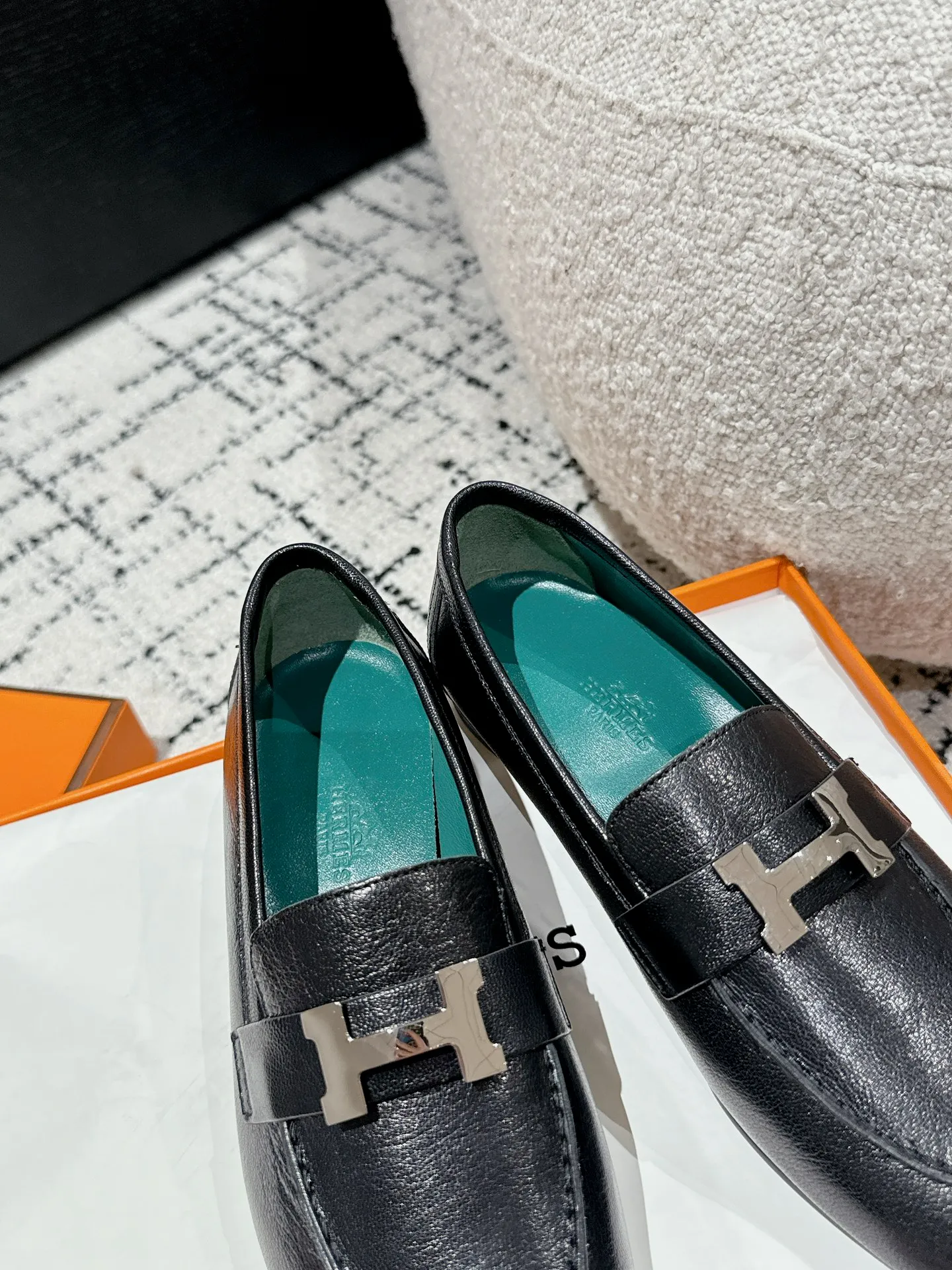 👟👟Ex-factory price 720👟👟 (top version) Hermes/25ss classic model is undoubtedly the leader in luxury goods. Every single product is very popular‼ ️Although the styles are few, they are more refined and more classic. They never go out of style. They are a brand that maintains and appreciates value. It is rare to have such a reputation in consumer goods sincerely! This pair of shoes is a classic style of this brand. It is decorated with metal buckles exclusive to Hermès. It is a classic that has become more and more beautiful over the course of history. We will bring out some goods from the channel in small quantities! The leather feels very, very soft and feels like baby skin! Feel the luxury! Supplies are huge! ✔️Material: imported sheepskin upper ✔️Inner lining/foot pads: imported sheepskin ✔️Outsole: genuine leather ➕tpu bottom ⚠️ ✔️Size: 35/36/37/38/39 (40/41/42 can be ordered)